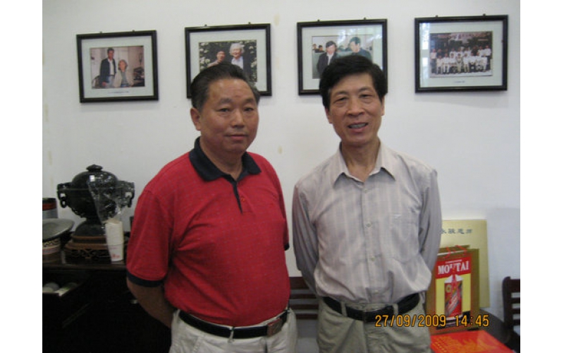 董事长与玉雕大师顾永骏合影